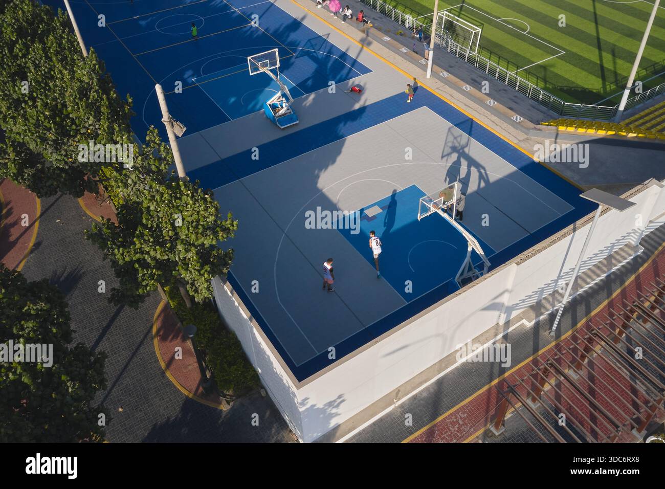 Vista aerea che mostra i campi da pallacanestro e calcio all'interno di un complesso sportivo urbano Foto Stock