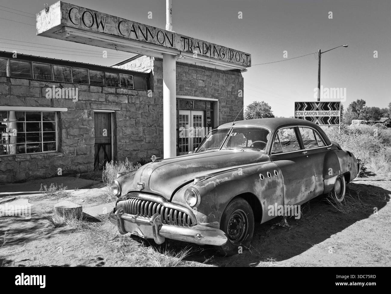 Vista di un vecchio parcheggio americano accanto all'edificio della stazione commerciale sull'autostrada 191 nello Utah, USA, il 5 ottobre 2017. Foto Stock