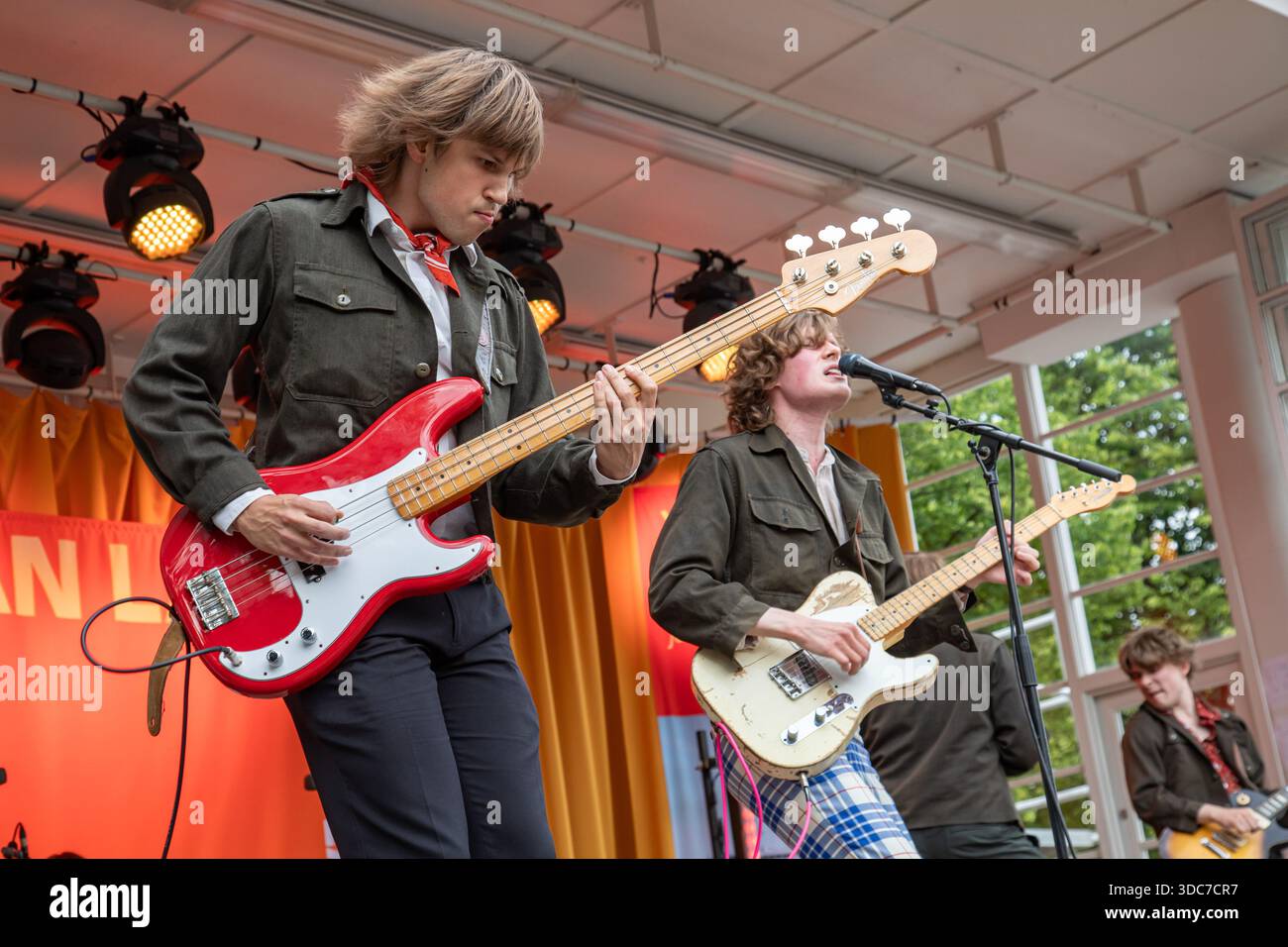 Rasmus Ruonakoski e Teo Hirvonen della band Us sul palco Espa di Helsinki, Finlandia Foto Stock