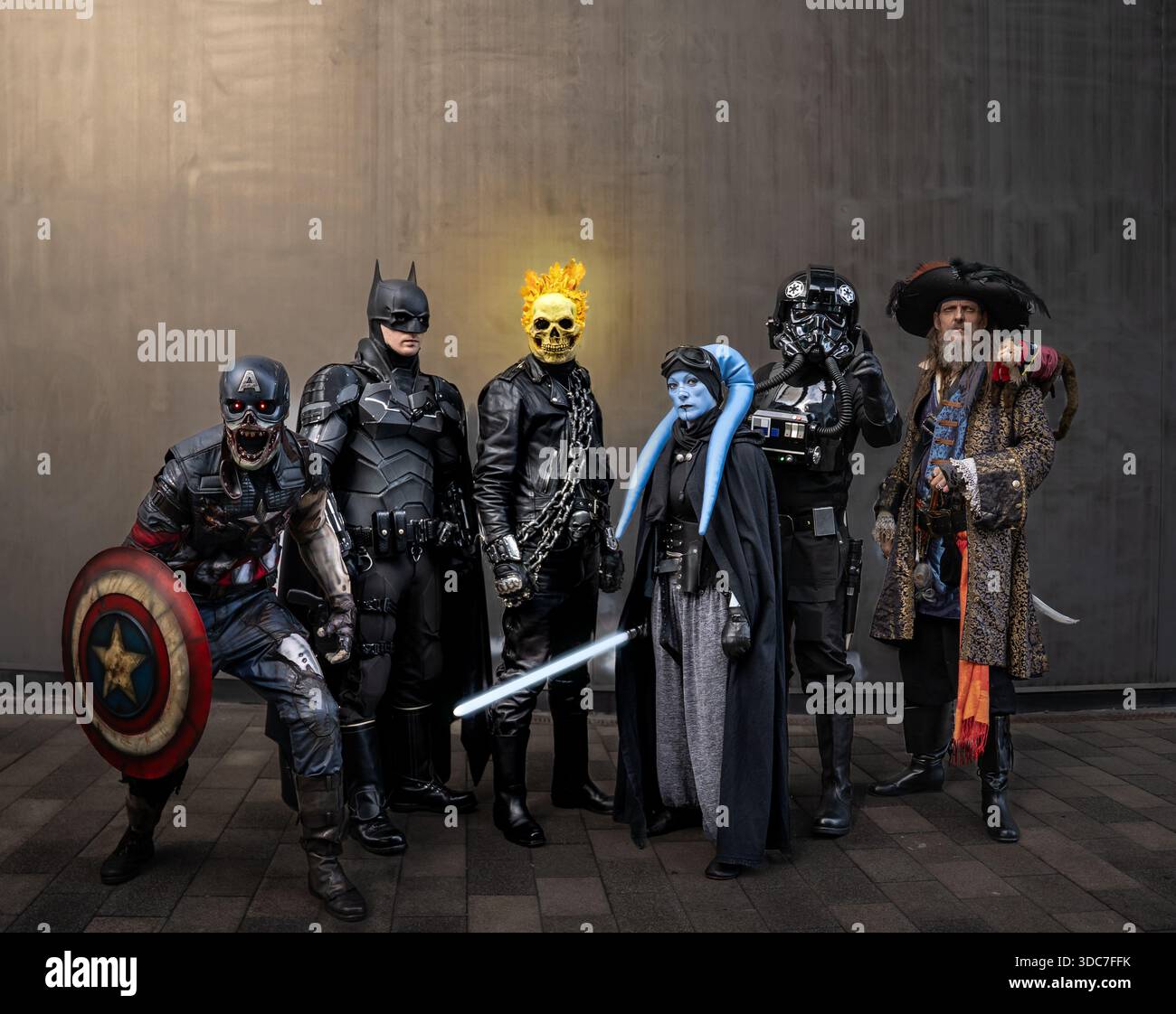 LIVERPOOL, REGNO UNITO - 16 NOVEMBRE 2025. Il potrito completo di un gruppo di creativi cosplayer e amici in una vaiety di costumi con spazio per le copie a Liverp Foto Stock