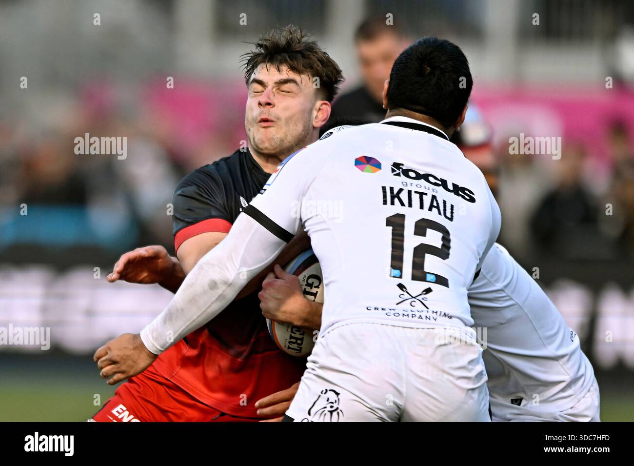 Barnet, Regno Unito. 20 dicembre 2025. Prem Rugby. Saracens V Exeter Chiefs. Stadio Stonex. Barnet. Theo Dan (Saracens) viene affrontato da Len Ikitau (Exeter Chiefs) durante il Saracens V Exeter Chiefs Gallagher PREM Rugby Match. Crediti: Sport in foto/Alamy Live News Foto Stock