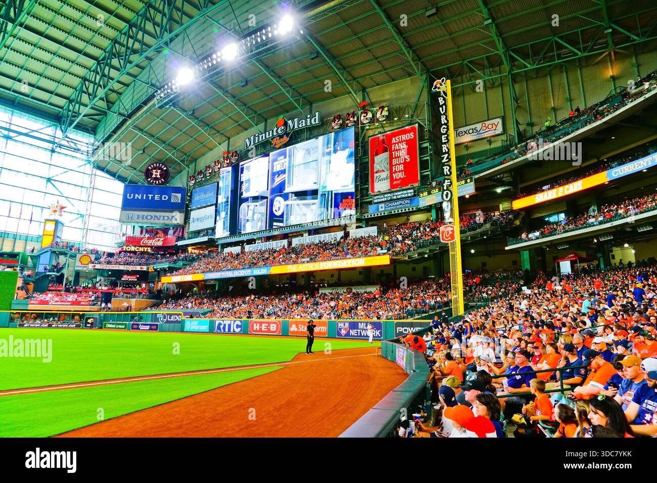 Vista del Minute Maid Park di Houston come stadio di casa degli Houston Astros della Major League Baseball, con molti tifosi visitati il 19 maggio 2018. Foto Stock