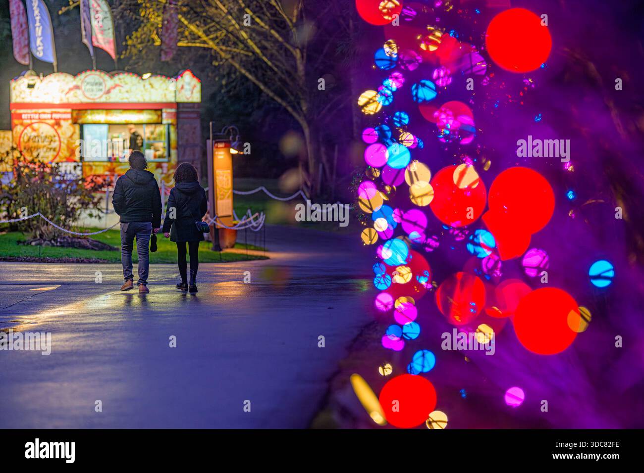Passeggia per la coppia, visita al Burnaby Village Museum, Festive Village, Burnaby, British Columbia, Canada Foto Stock