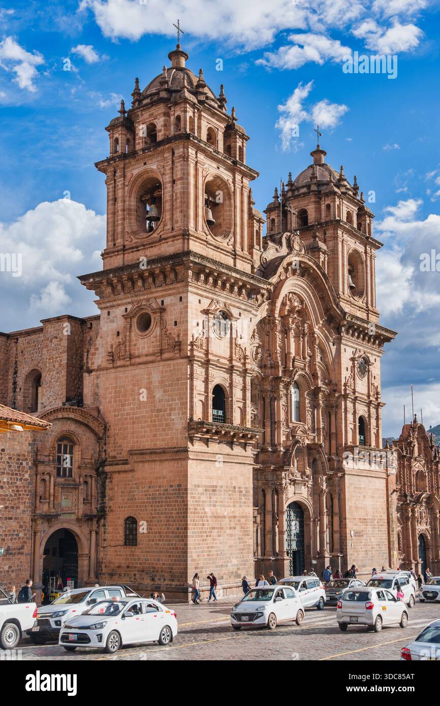 Cusco, Perù - 20 marzo 2025: Vista panoramica della storica Plaza de Armas e della chiesa barocca della compagnia di Gesù (Iglesia de la Compania Foto Stock