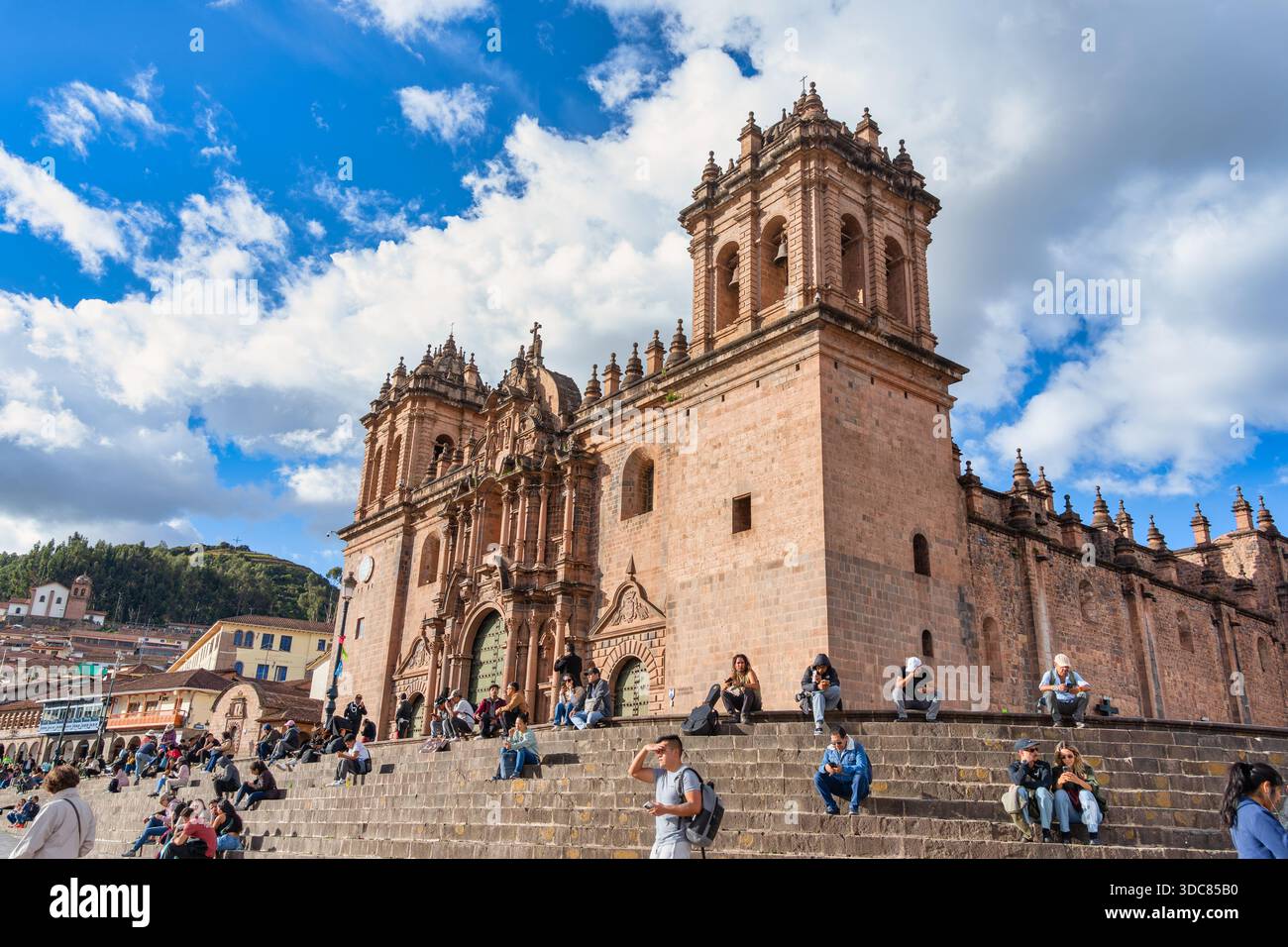 Cusco, Perù - 20 marzo 2025: Turisti e gente del posto seduti e camminati sui gradini della storica Cathedra di Cusco in Plaza de Armas.l Foto Stock