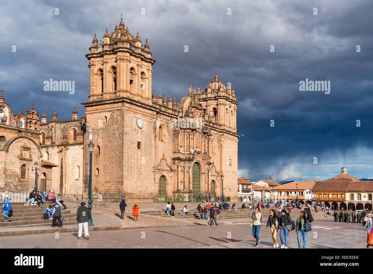 Cusco, Perù - 20 marzo 2025: Turisti e persone locali seduti e camminati sui gradini della storica Cattedrale di Cusco in Plaza de Armas.l Foto Stock