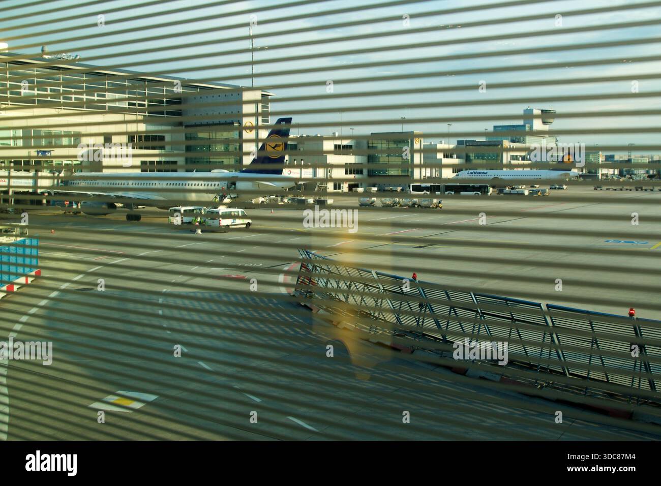 Francoforte, Germania, 2 settembre 2017: Vista sul grembiule con aerei da una sala frequent flyer Foto Stock