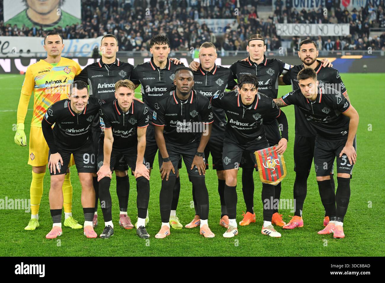 Roma, Lazio. 20 dicembre 2025. I giocatori della squadra cremonese si sono posato per una foto di gruppo durante la partita di serie A Enilive tra SS Lazio e Cremonese allo stadio olimpico di Roma 20 dicembre 2025 crediti: massimo insabato/Alamy Live News Foto Stock