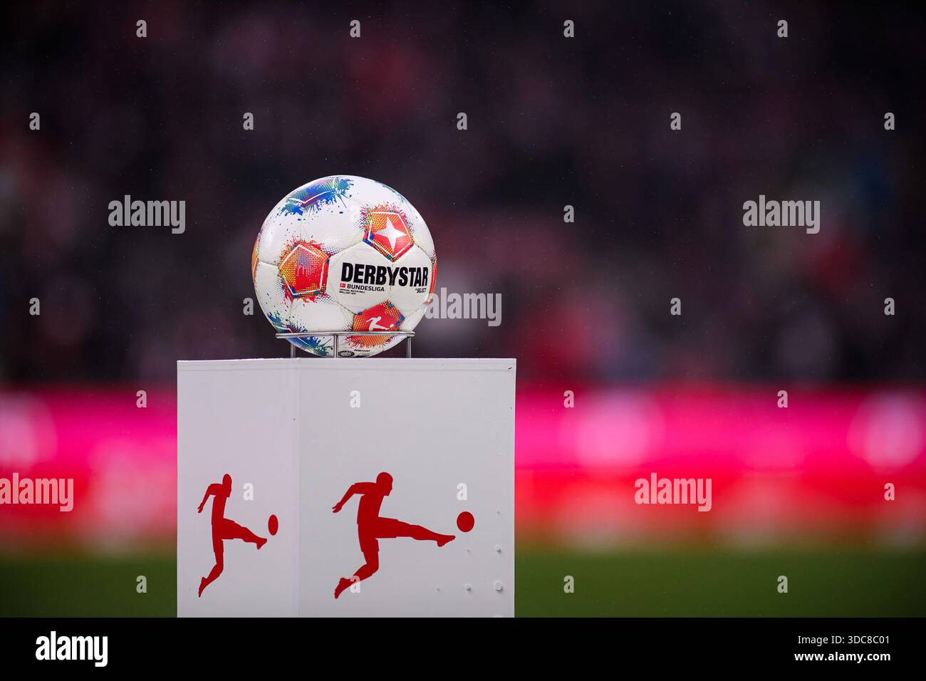 COLONIA, GERMANIA - 20 DICEMBRE 2025: Bundesliga, ball, Derbystar - 1. Bundesliga match 1.FC Koeln vs 1. FC Union Berlin al Rhein energie Stadion. Foto Stock