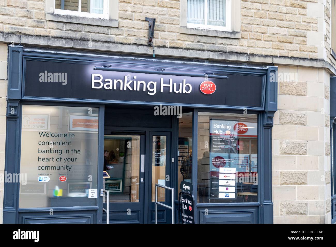 Uffici postali e servizi bancari nel centro di Bakewell, Derbyshire, Inghilterra, l'hub fornisce servizi bancari e depositi faccia a faccia per la comunità Foto Stock