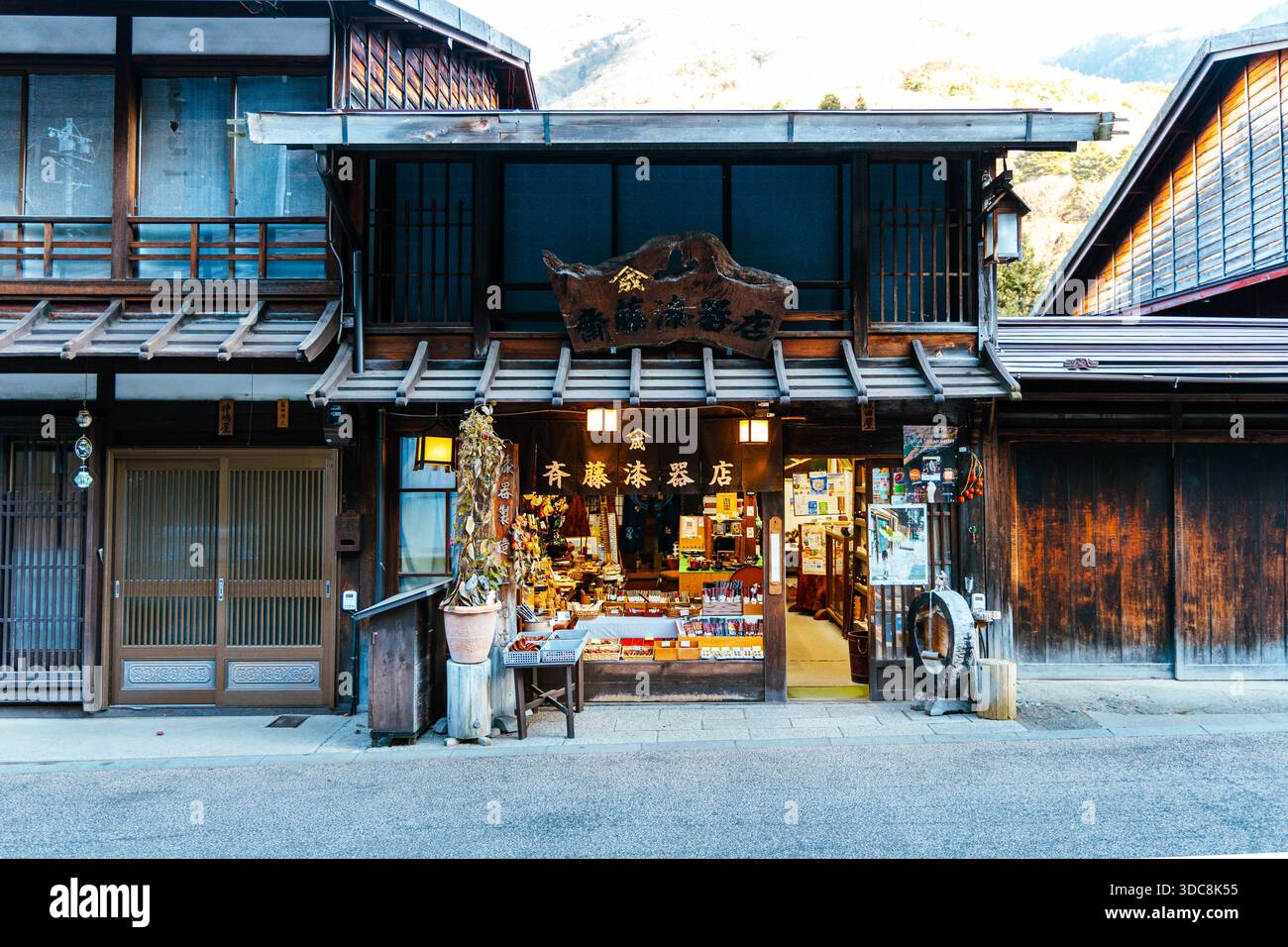 Negozio di bacchette e stoviglie davanti ad una tradizionale casa giapponese machiya, Narai-juku, Nagano, Giappone Foto Stock
