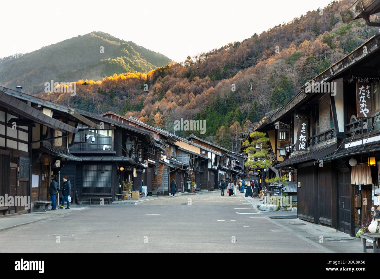Centro storico tradizionale di Narai-juku del periodo Edo lungo il Nakasendo Trail, Nagano, Giappone Foto Stock