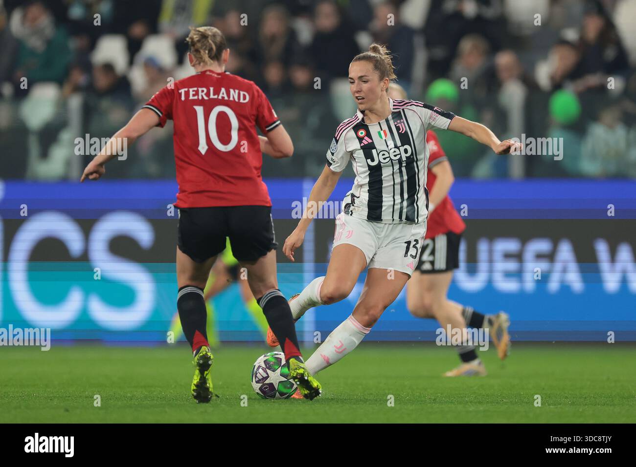 Torino, Italia, 17 dicembre 2025. Elisabeth Terland del Manchester United sfida Lia Walti della Juventus durante la partita Juventus Women vs Manchester United Women UEFA Womens Champions League allo Juventus Stadium di Torino. Il credito immagine dovrebbe essere: Jonathan Moscrop / Sportimage Foto Stock