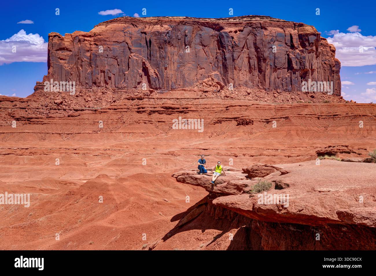 Due escursionisti che riposano a John Ford's Point. Monument Valley, Arizona, Stati Uniti Foto Stock