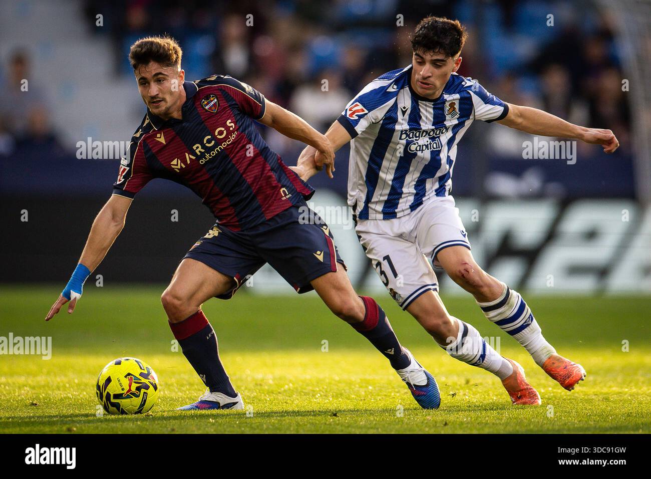 Ivan ROMERO di UD Levante e Jon MARTIN del Real Sociedad durante la partita di calcio della LaLiga spagnola tra Levante UD e Real Sociedad il 20 dicembre 2025 all'Estadio Ciudad de Valencia di Valencia, Spagna Foto Stock