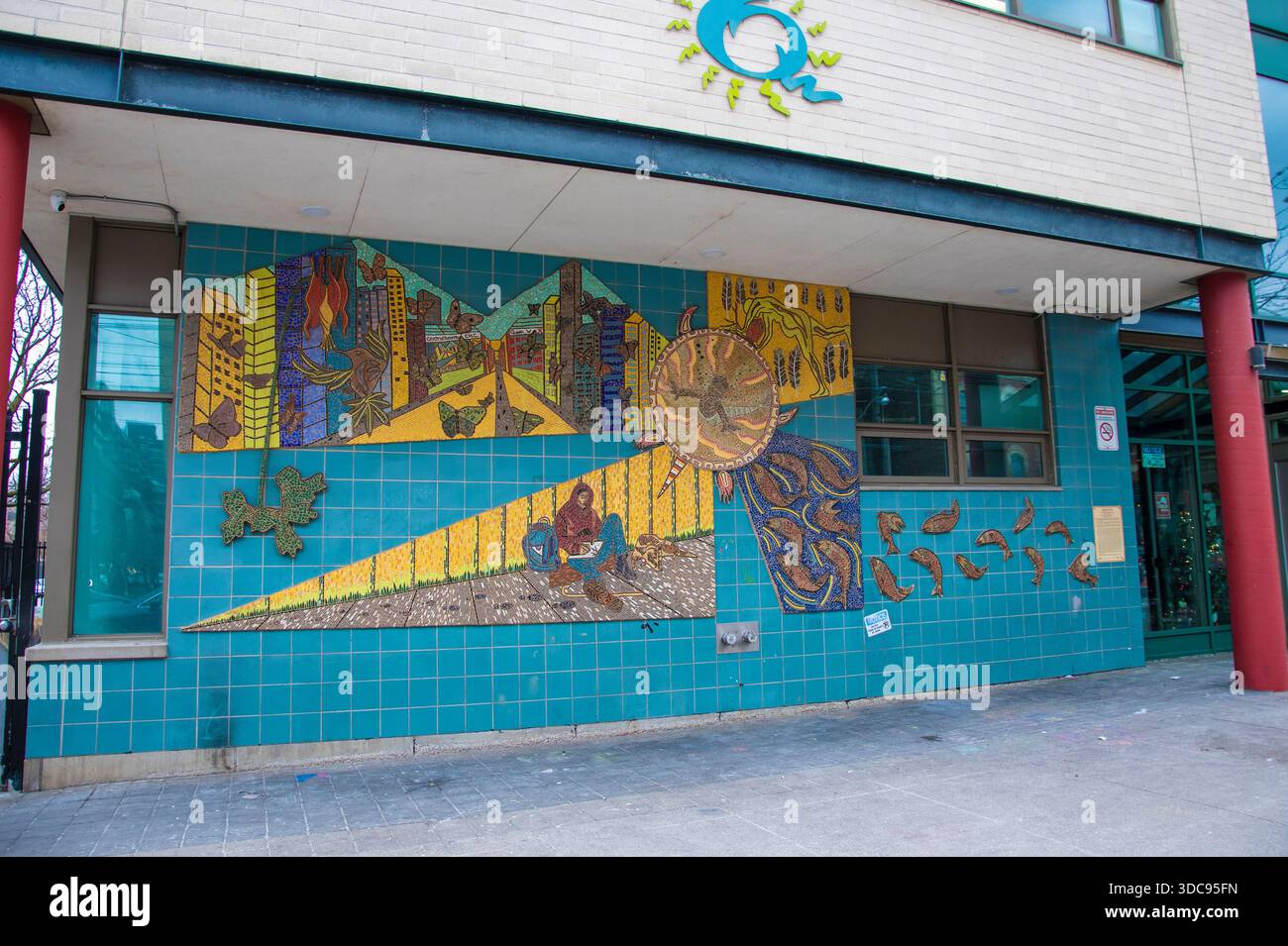 Scena di strada e murale in ceramica di pesce su Bathurst Street nel centro di Toronto, Ontario, Canada Foto Stock