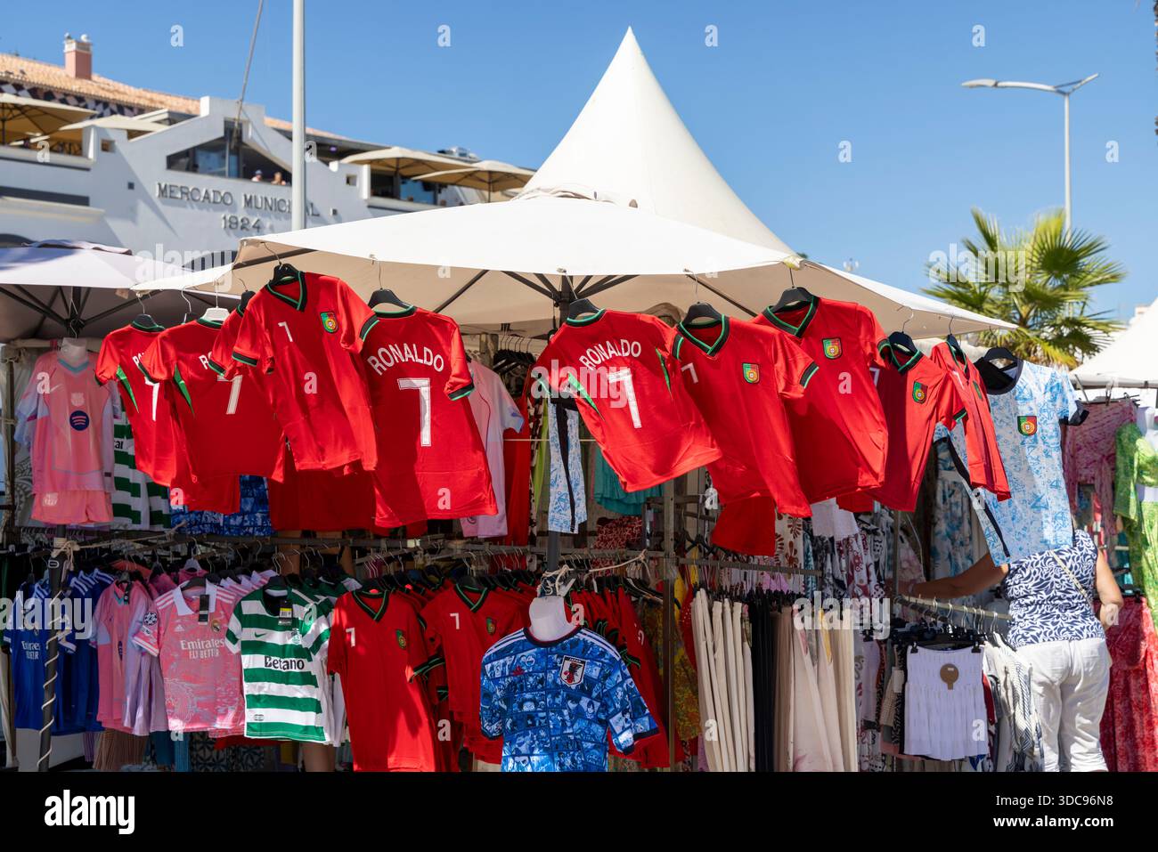 Lagos, Algarve, Portogallo, mercato che vende maglie da calcio Cristiano Ronaldo portugal Foto Stock