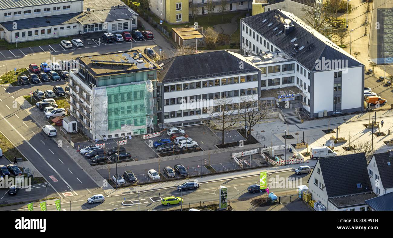 Vista aerea, municipio, cantiere e lavori di facciata con ponteggi, Hasslinghausen, Sprockhoevel, zona della Ruhr, Renania settentrionale-Vestfalia, Germania Foto Stock