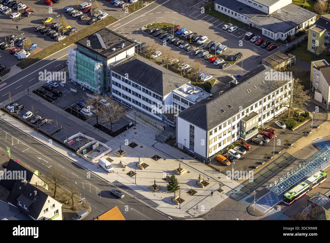 Vista aerea, municipio, cantiere e lavori di facciata con ponteggi, Hasslinghausen, Sprockhoevel, zona della Ruhr, Renania settentrionale-Vestfalia, Germania Foto Stock