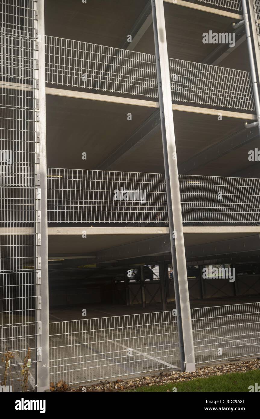 Moderna facciata del parcheggio auto a più piani con recinzioni a griglia in acciaio e livelli di cemento Foto Stock
