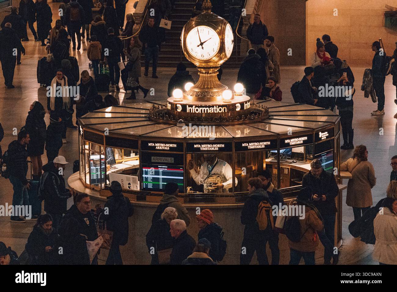 Le persone si riuniscono intorno all'iconico sportello informazioni e all'orologio all'interno del Grand Central Terminal di New York City. Foto Stock