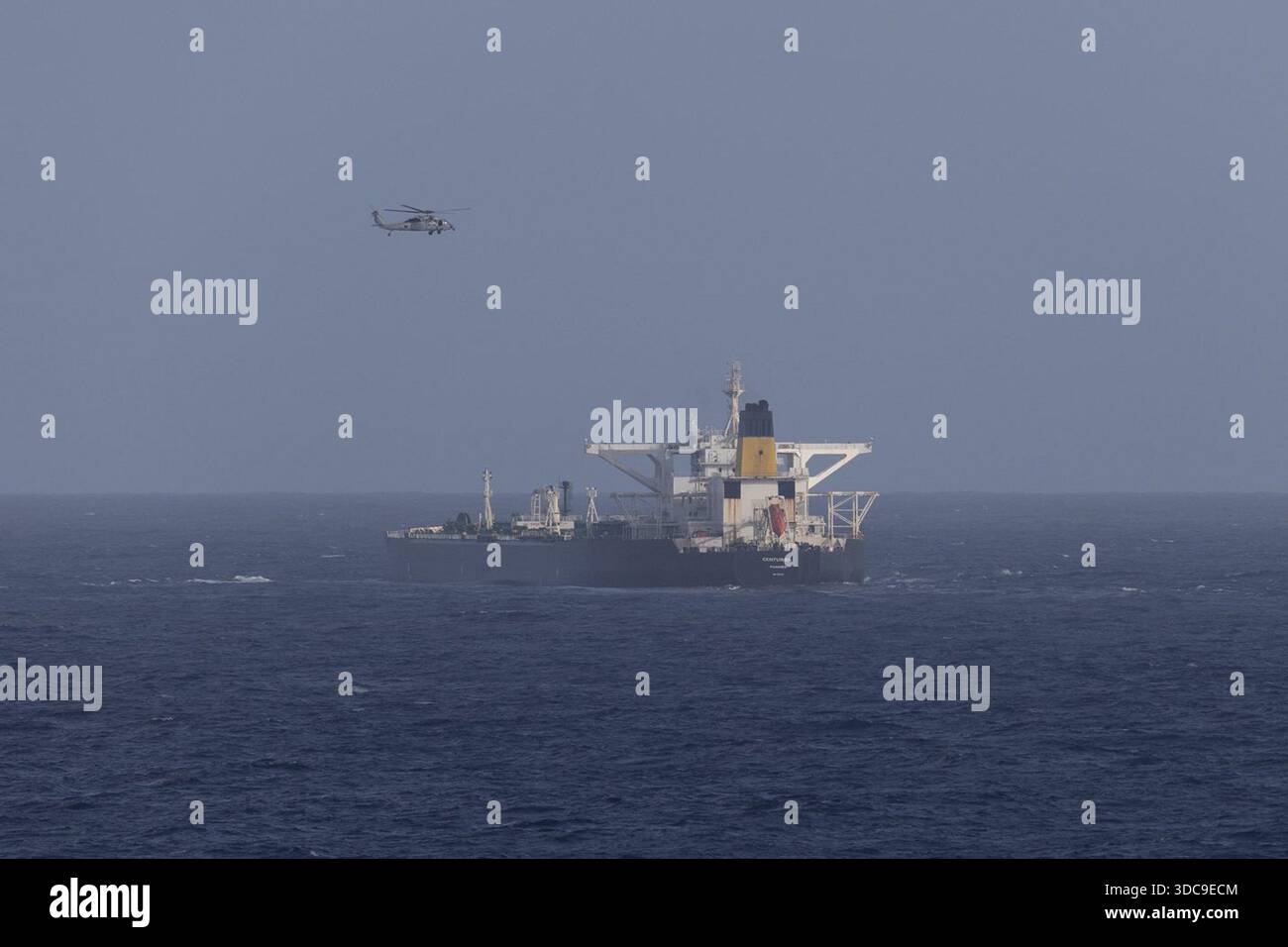 Washington, Stati Uniti. 20 dicembre 2025. I membri della Guardia Costiera degli Stati Uniti, sostenuti dal Dipartimento della Guerra, hanno sequestrato la Motor Tanker Centuries bandiera panamense nei Caraibi meridionali sabato 20 dicembre 2025, sospettata di trasportare petrolio venezuelano soggetto alle sanzioni statunitensi. Foto tramite U.S. Department of Homeland Security/UPI Credit: UPI/Alamy Live News Foto Stock