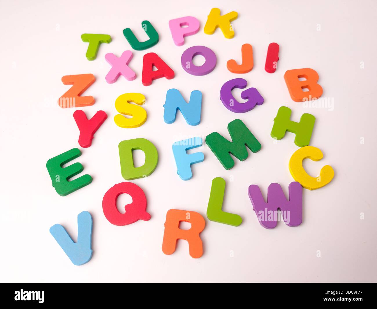 Lettere colorate dell'alfabeto di legno, che vengono generalmente vendute come un giocattolo educativo o un puzzle per bambini. Foto Stock