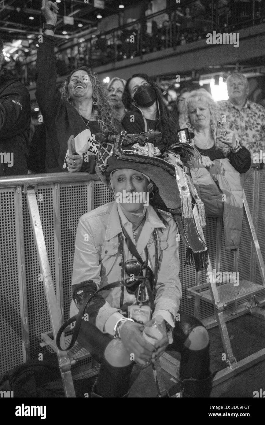 Jacky Bam Bam guarda lo spettacolo dalla fossa durante il concerto di Pierre Robert Show of Life mercoledì 17 dicembre 2025 al Fillmore di Philadelphia, Pennsylvania. (Foto di William Thomas Cain/CAIN IMMAGINI per WMMR) Foto Stock
