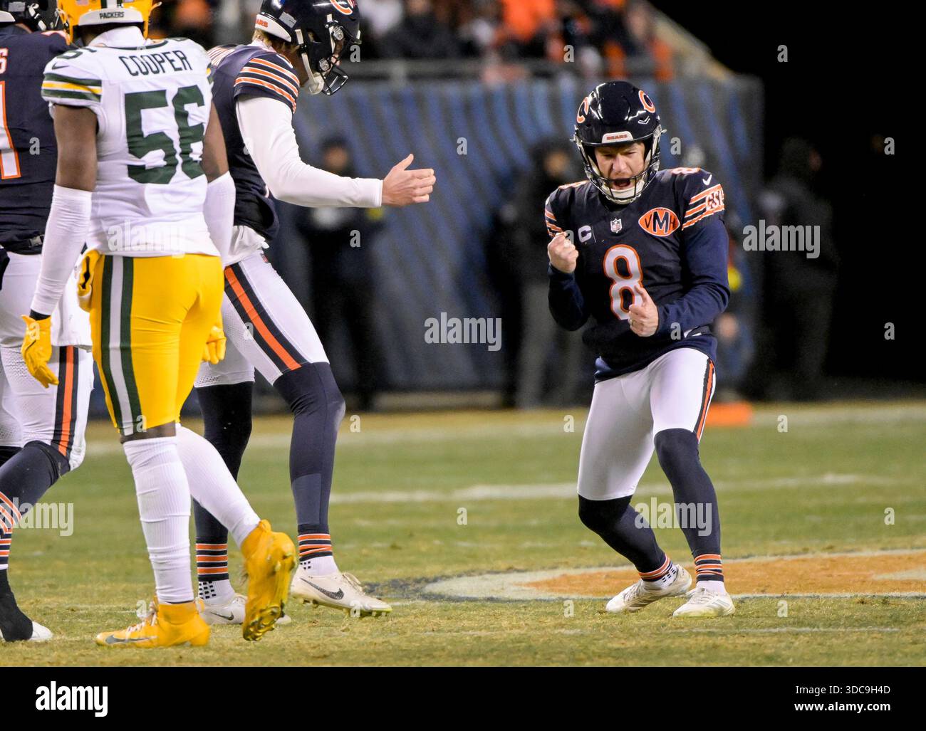 Chicago, Stati Uniti. 20 dicembre 2025. Il kicker del Chicago Bears Cairo Santos (8) celebra il suo Field goal nel quarto periodo contro i Green Bay Packers al Soldier Field di Chicago sabato 20 dicembre 2025. Bears sconfisse i Packers 22-16. Foto di Mark Black/UPI Credit: UPI/Alamy Live News Foto Stock