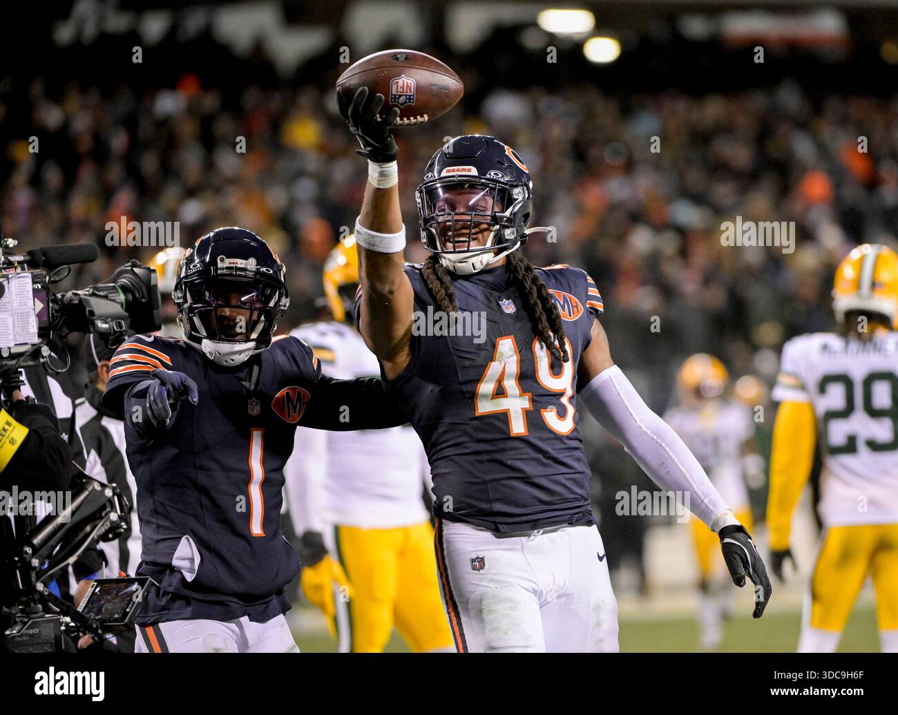 Chicago, Stati Uniti. 20 dicembre 2025. Il linebacker dei Chicago Bears Tremaine Edmunds (49) celebra il suo recupero da fumble contro i Green Bay Packers al Soldier Field di Chicago sabato 20 dicembre 2025. Bears sconfisse i Packers 22-16. Foto di Mark Black/UPI Credit: UPI/Alamy Live News Foto Stock