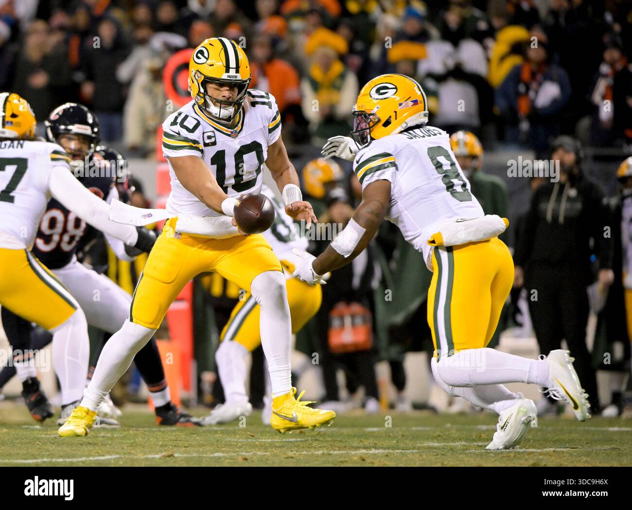 Chicago, Stati Uniti. 20 dicembre 2025. Il quarterback dei Green Bay Packers Jordan Love (10) lascia la palla al running back Josh Jacobs (8) contro i Chicago Bears al Soldier Field di Chicago sabato 20 dicembre 2025. I Bears sconfissero i Packers 22-16. Foto di Mark Black/UPI Credit: UPI/Alamy Live News Foto Stock