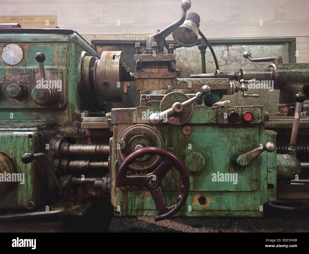Tornio d'epoca in officina presso la fabbrica. Foto Stock
