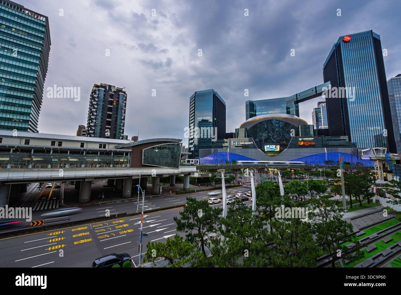 Taipei, Taiwan, aprile 30 2025, vista editoriale del centro commerciale e di intrattenimento LaLaport con stazione ferroviaria e piazza urbana Foto Stock