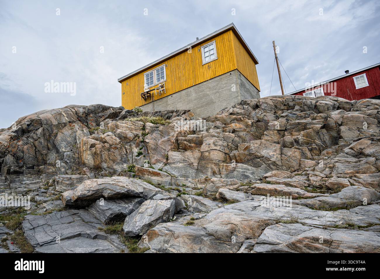 Isola di Uummannaq con le case magicamente colorate. Tutte le case sono su una roccia Foto Stock