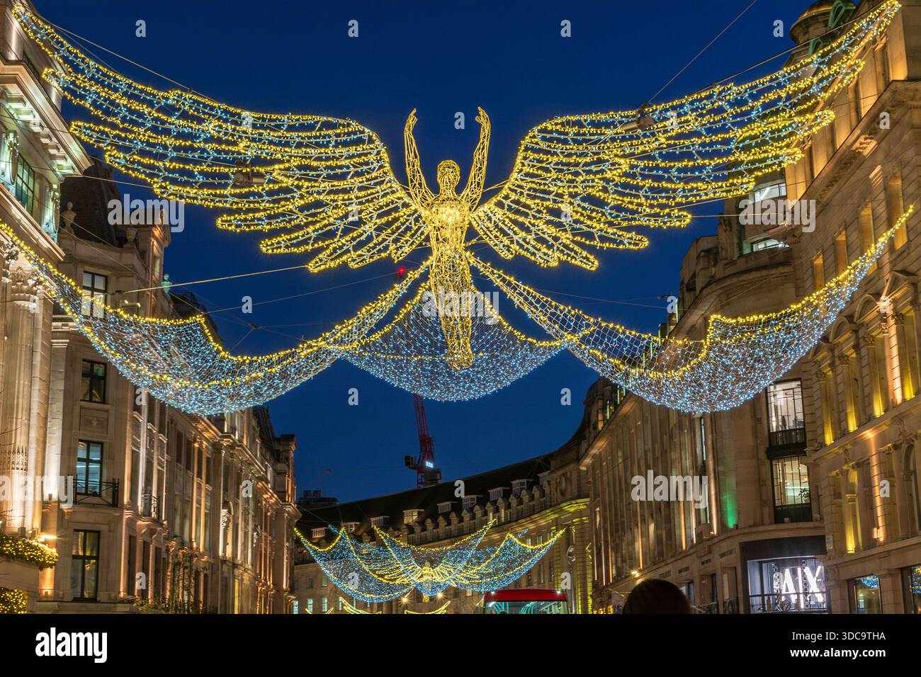 Regent Street Christmas Lights, Londra, Inghilterra. Scene notturne. Ora blu. Crepuscolo. Foto Stock