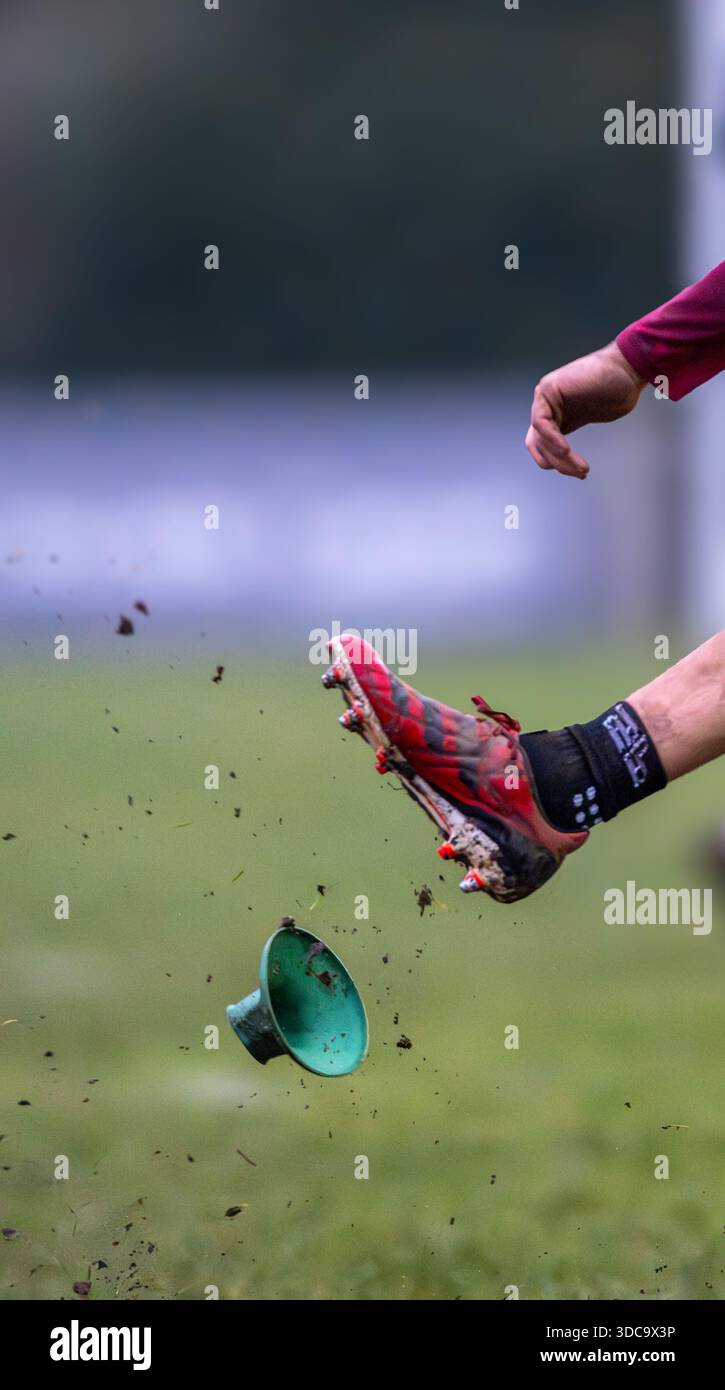 Scarpa da rugby e supporto della palla da rugby dopo che la palla è stata calciata per 2 punti extra. Foto Stock