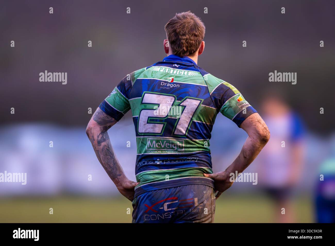 Uomo giocatore amatoriale di rugby a 15 con una maglia sporca n. 21. Foto Stock