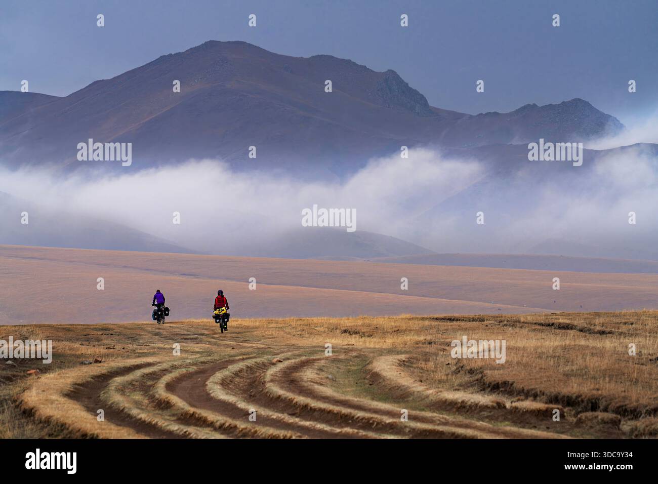 Motociclisti nell'Altopiano di Assy vicino ad Almaty, Kazakistan Foto Stock