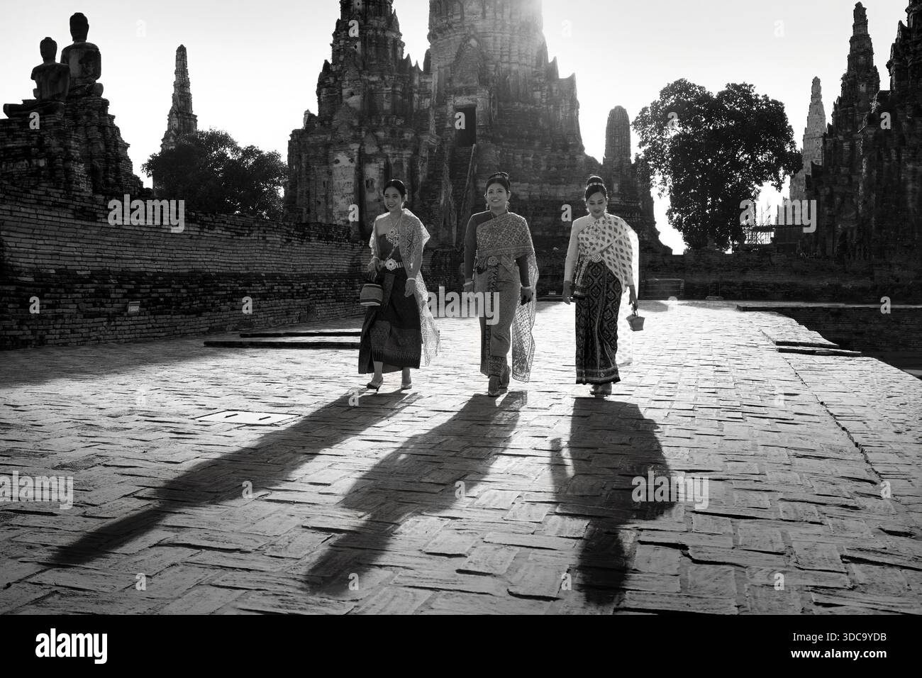 Donne locali in costumi tradizionali nell'antico sito di Ayutthaya in Thailandia Foto Stock