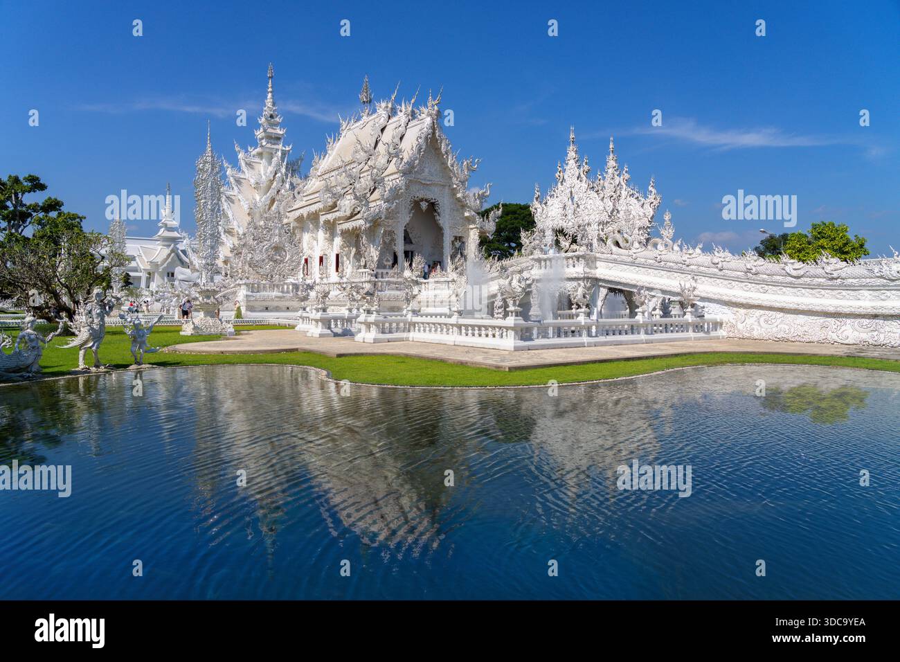 Tempio bianco conosciuto come Wat Rong Khun, a Chiang Rai, Thailandia. Foto Stock