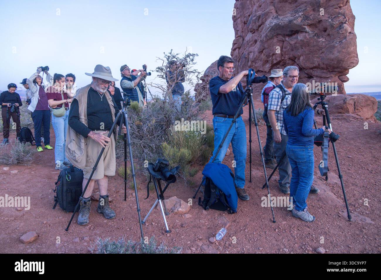 Folla di fotografi al tramonto vicino a Turret Arch, Arches National Park, Utah, USA Foto Stock