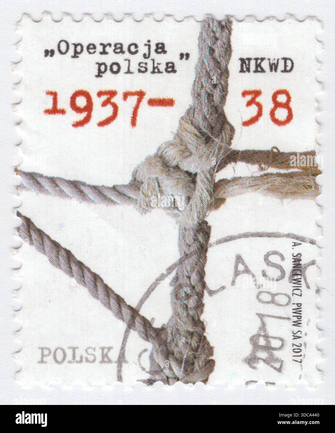 POLONIA — 2017 settembre 29: Francobollo multicolore zona a raffigurante un nodo simbolico a forma di croce. L'operazione polacca del NKVD (servizio di sicurezza sovietico) nel 1937-1938 fu un'operazione di pulizia etnica di massa anti-polacca dell'NKVD condotta in Unione Sovietica contro i polacchi durante il periodo delle grandi Purghe. È stato ordinato dal Politburo contro le cosiddette "spie polacche”, relative a "assolutamente tutti i polacchi”. L'operazione è stata implementata da Nikolai Yezhov. Gli agenti dell'NKVD hanno controllato gli elenchi telefonici locali e hanno arrestato persone con nomi che sembravano polacchi Foto Stock