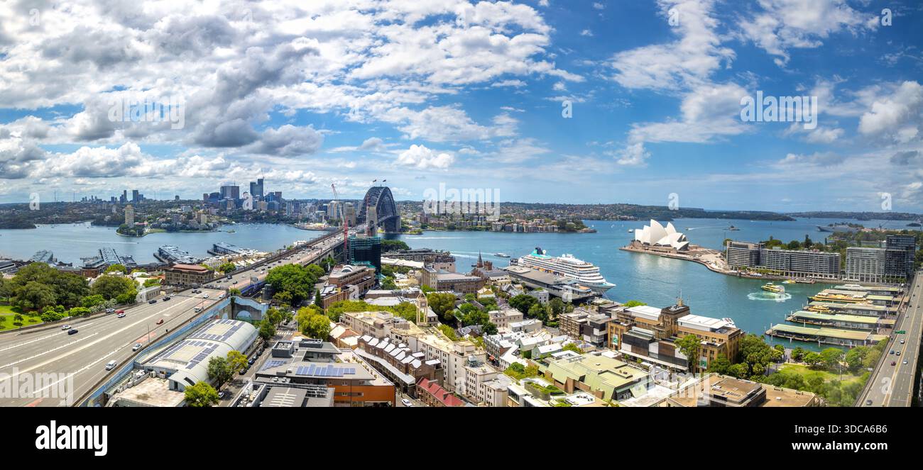 Sydney, Australia - 8 febbraio 2023: Un panorama del porto di Sydney, con il ponte, l'Opera House, Circular Quay. Luna Park e l'esclusivo quartiere o. Foto Stock