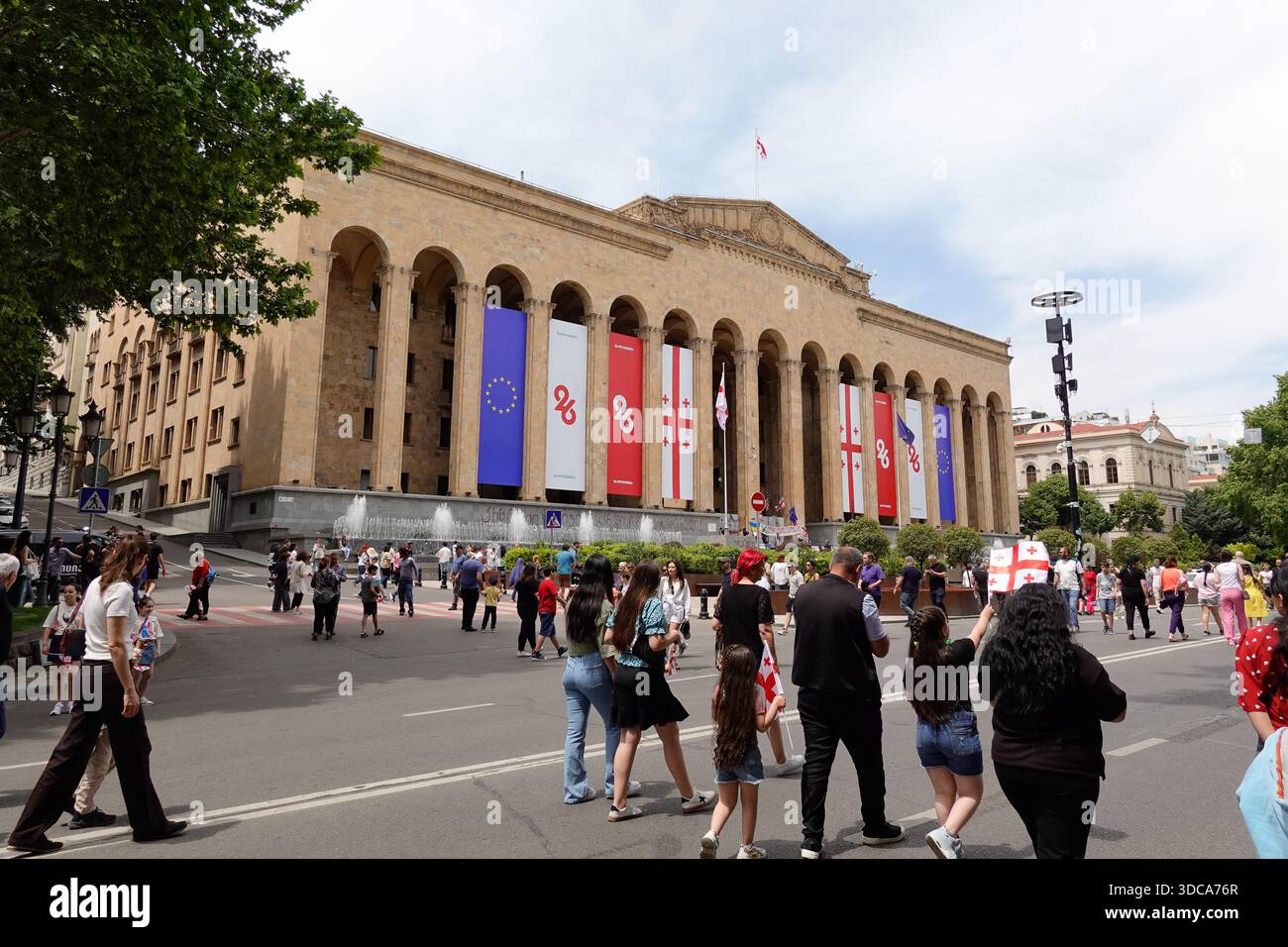 L'edificio del parlamento georgiano a Tbilisi durante la celebrazione del giorno dell'indipendenza della Georgia il 26 maggio 2026. Foto Stock