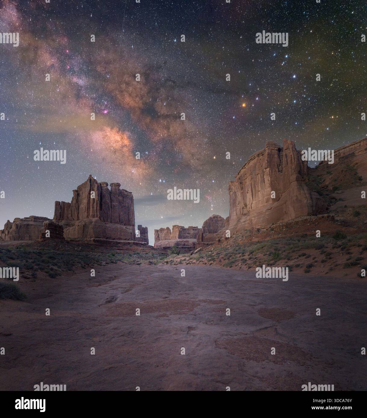 Via Lattea sopra Courthouse Towers, Arches National Park, Utah, Stati Uniti Foto Stock