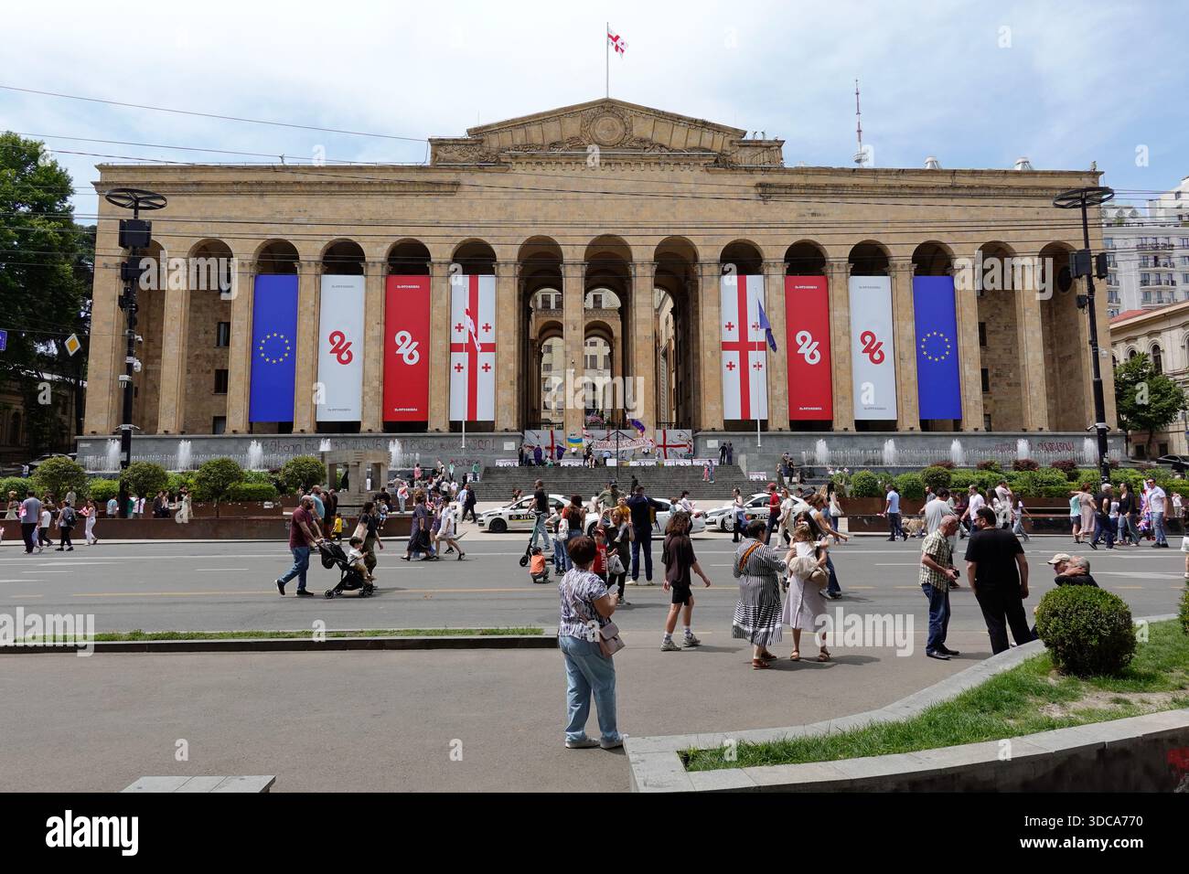 L'edificio del parlamento georgiano a Tbilisi durante la celebrazione del giorno dell'indipendenza della Georgia il 26 maggio 2026. Foto Stock
