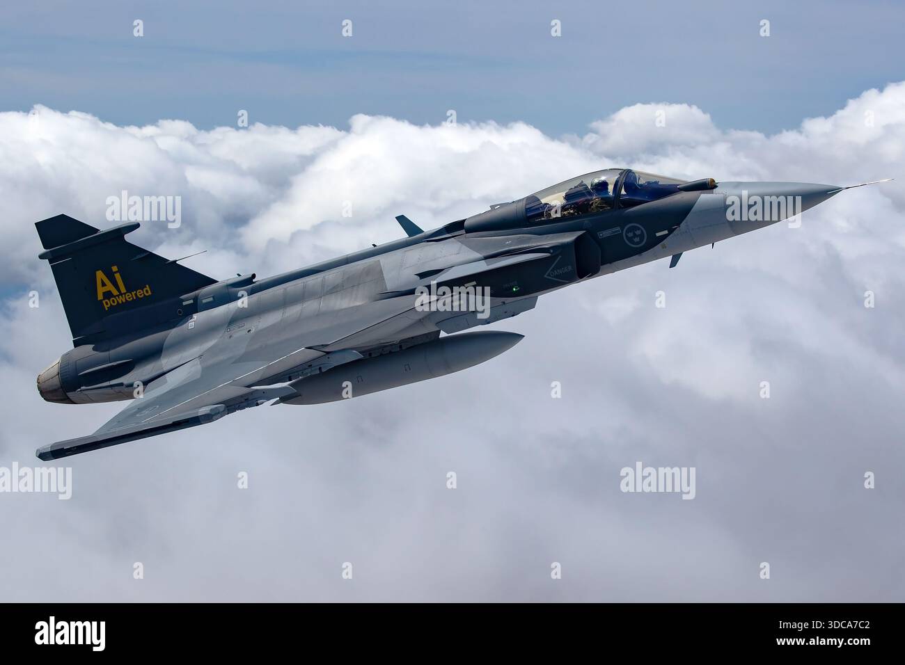 Fotografia aria-aria di un aereo da caccia Saab JAS 39E Gripen dell'aeronautica militare svedese che volava al Royal International Air Tattoo vicino alla RAF Fairford, Inghilterra. L'immagine mostra il Gripen e in volo con contrassegni nazionali visibili sulla fusoliera e sulle ali. L'aereo rappresenta il moderno caccia multiruolo monomotore svedese, progettato per la difesa aerea e la flessibilità operativa, partecipando a un'esposizione internazionale dell'aviazione militare. Foto Stock