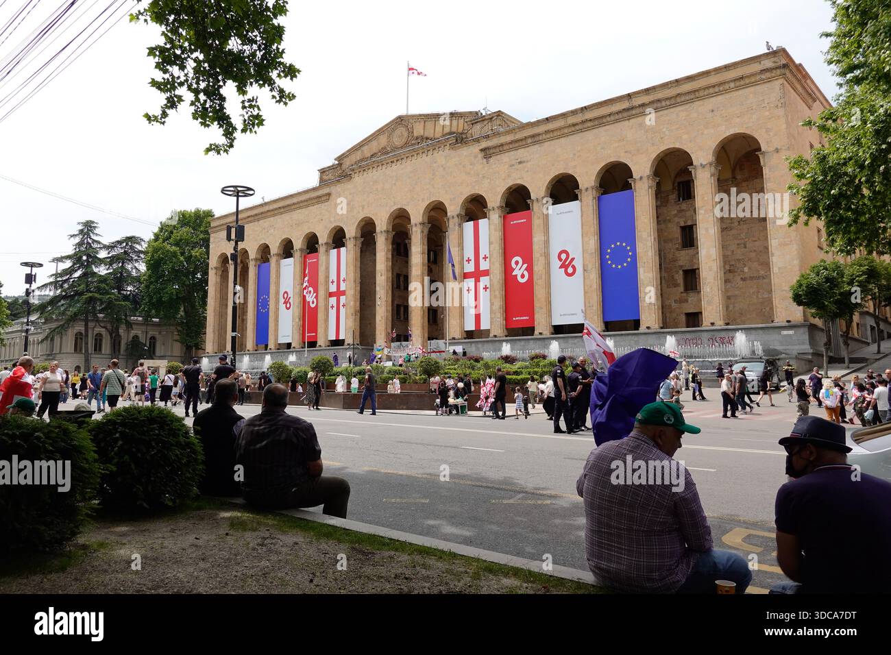 L'edificio del parlamento georgiano a Tbilisi durante la celebrazione del giorno dell'indipendenza della Georgia il 26 maggio 2026. Foto Stock