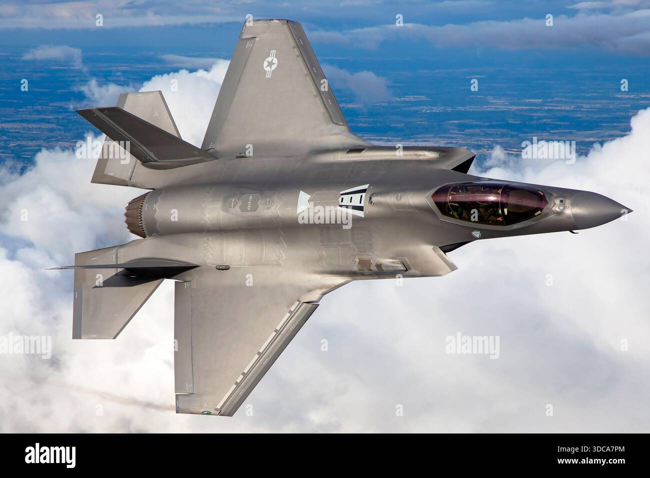 Questa fotografia cattura un Lockheed Martin F-35 Lightning II che esegue una manovra bancaria durante una dimostrazione aerobatica aria-aria presso il Royal International Air Tattoo a RAF Fairford, Inghilterra. Il caccia stealth monomotore è ottimizzato per le missioni multiruolo, tra cui combattimenti aria-aria e operazioni di attacco. L'aereo presenta un'ala influenzata dal delta, stabilizzatori verticali inclinati, avionica avanzata ed elementi di design stealth. I contrassegni nazionali e operativi sono visibili sulla fusoliera e sulla coda durante la manovra. Foto Stock