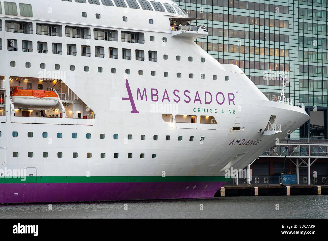 Amsterdam, Paesi Bassi, 18.12.2025, dettaglio ravvicinato della nave da crociera MS Ambience gestita da Ambassador Cruise Line Foto Stock